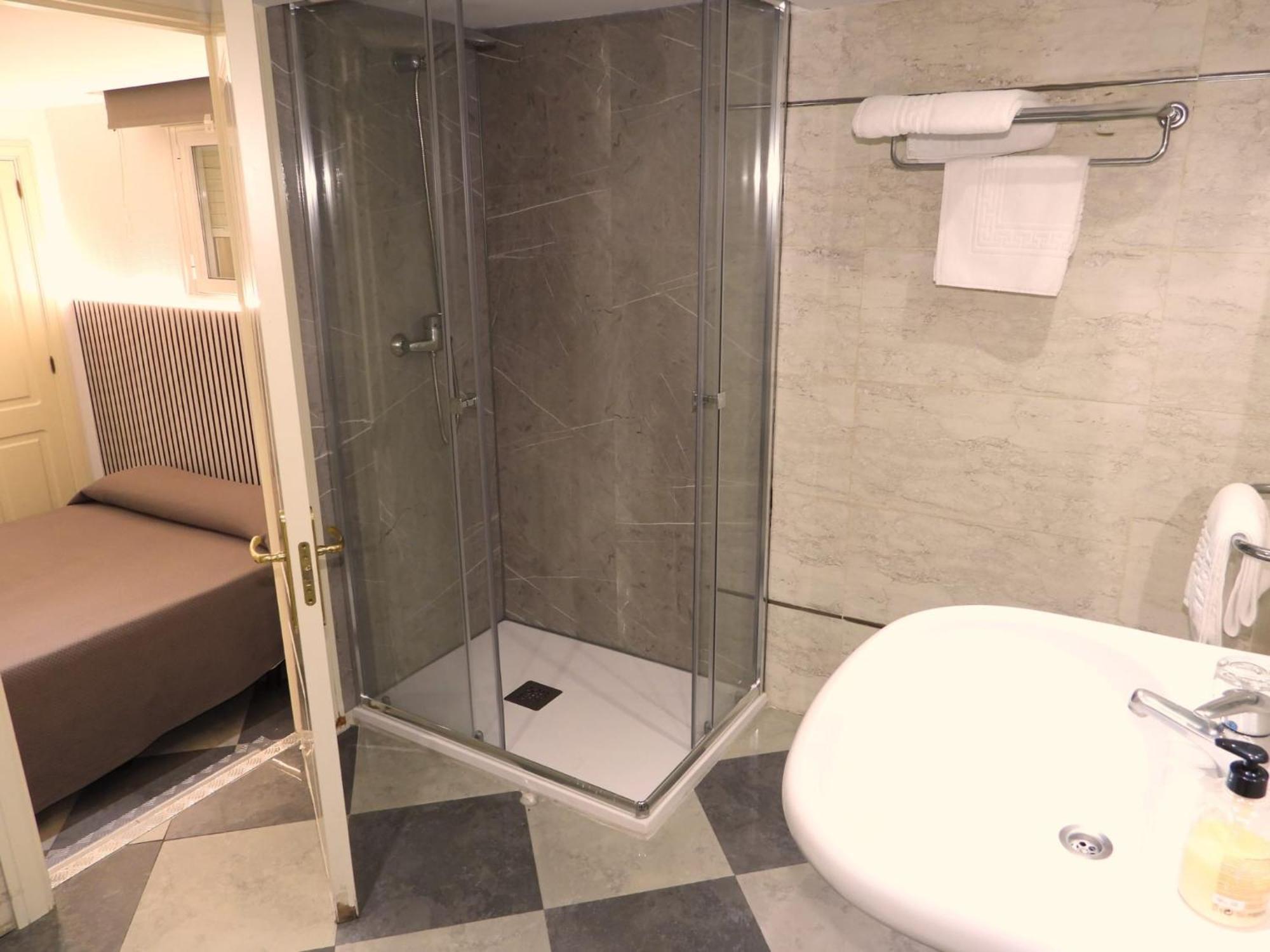 Hostal Henares San Fernando De Henares Exteriör bild